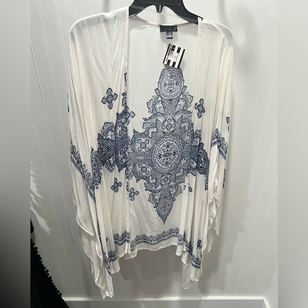 Elegant White and Blue Patterned Kimono